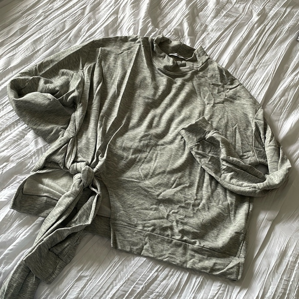 Woman’s: Gray Long Sleeve Sweater w/side tie by Fashion Nova Size: 1XL